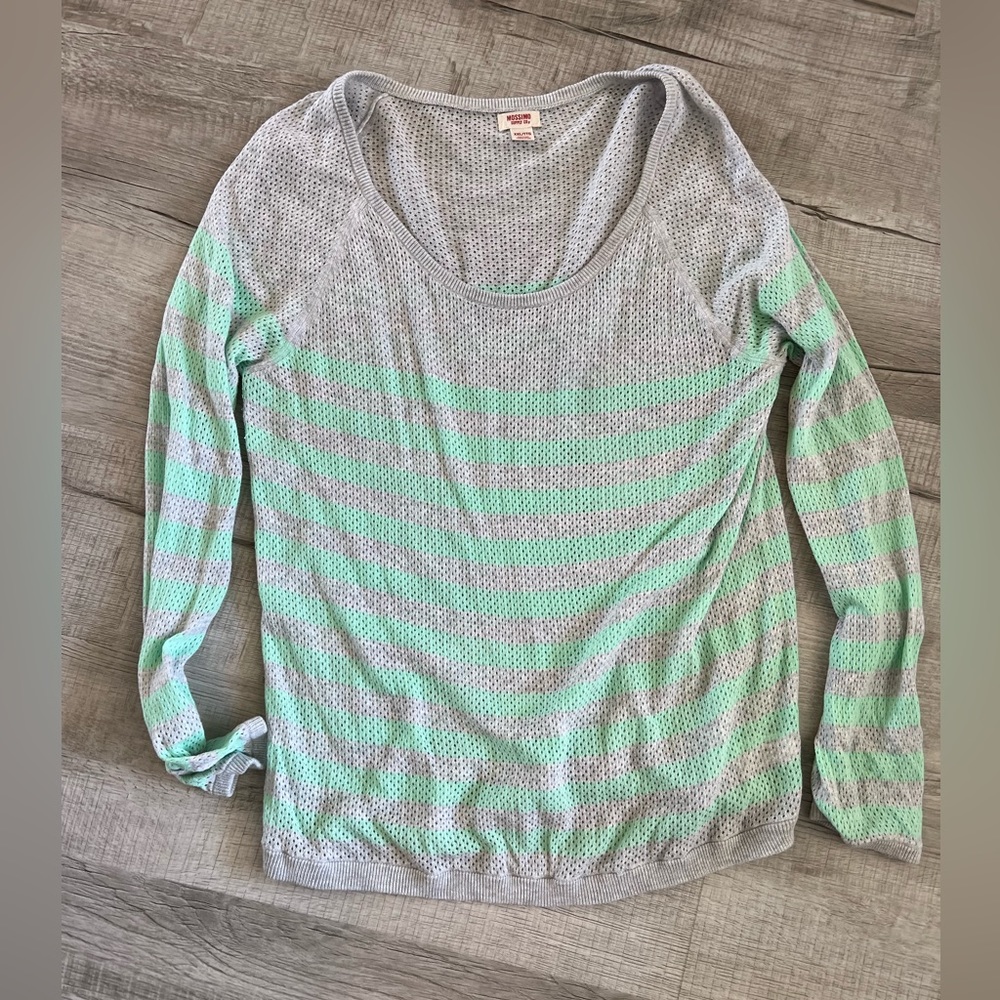 Cute mint green and gray top!